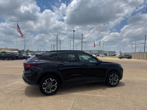 Used 2025 Chevrolet Trax LT FWD image 20