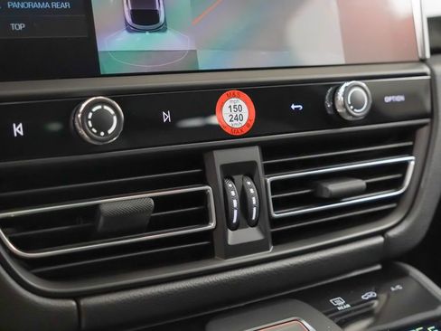 Certified 2026 Porsche Macan AWD/4WD image 31