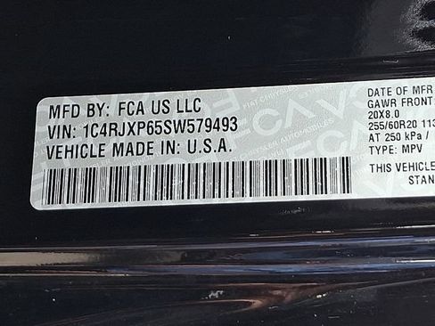 Used 2025 Jeep Wrangler Unlimited Sahara AWD/4WD image 30