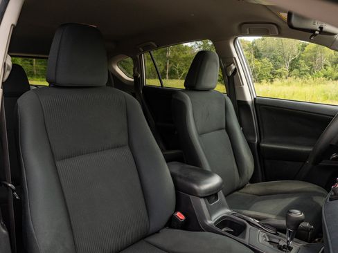 Used 2018 Toyota RAV4 LE w/ All Weather Liner Package FWD image 19