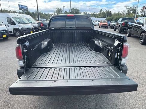 Used 2021 Toyota Tacoma TRD Off-Road w/ TRD Premium Off Road Package AWD/4WD image 11