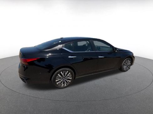 Used 2025 Nissan Altima 2.5 SV FWD image 14