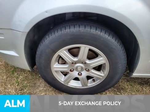 Used 2010 Chrysler Town & Country Touring image 4