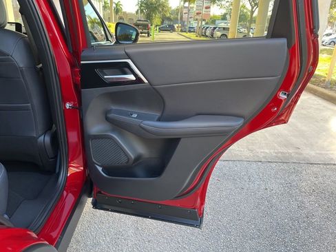 New 2025 Mitsubishi Outlander SE image 32