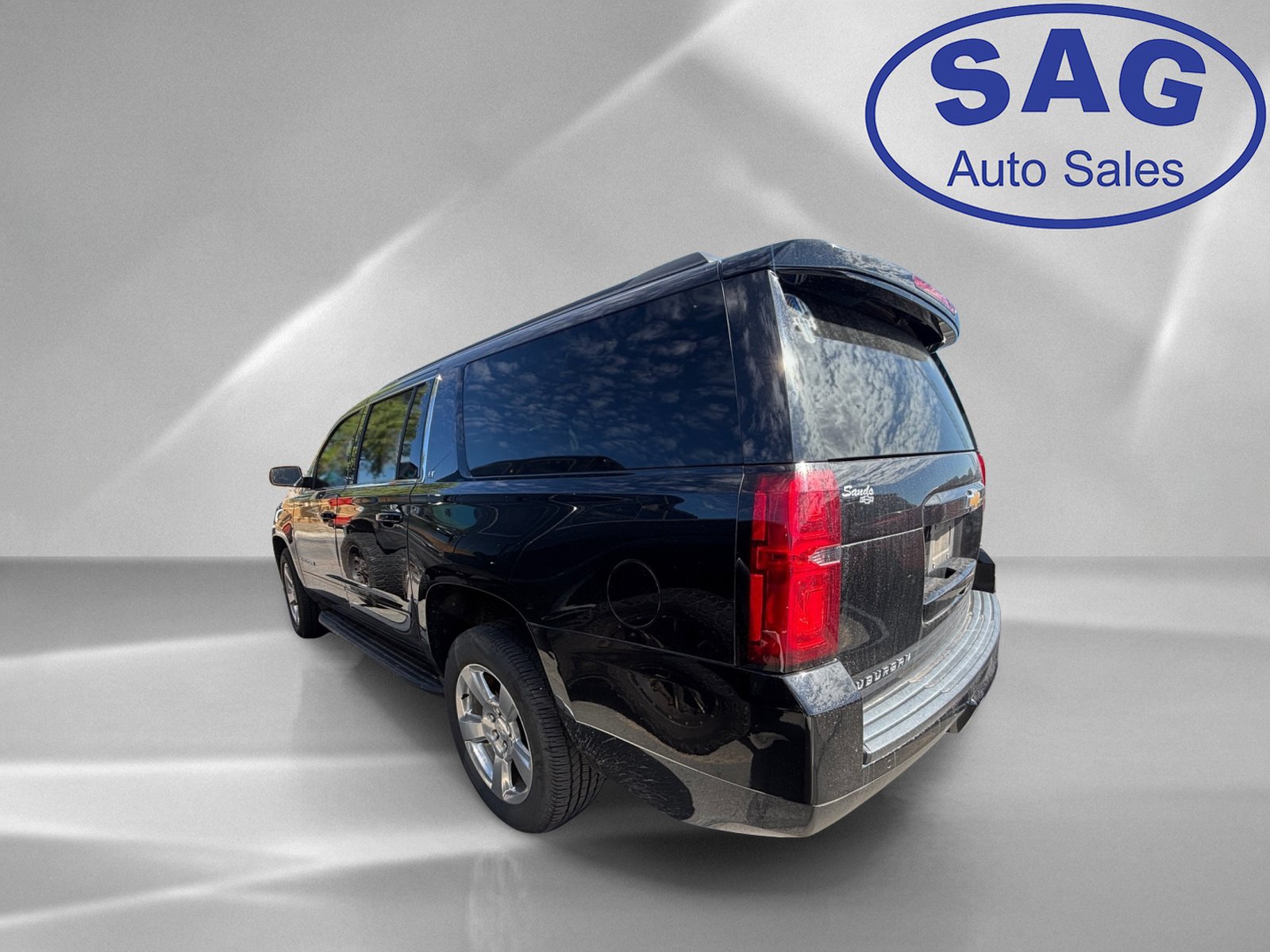 Used 2019 Chevrolet Suburban LT w/ Luxury Package RWD image 4