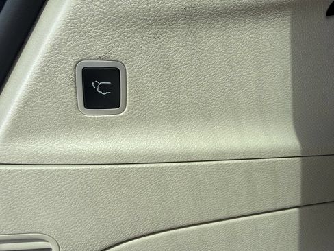 Used 2024 Chrysler Pacifica Touring-L FWD image 9
