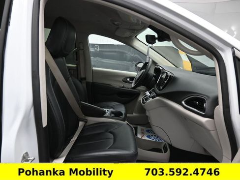 Used 2024 Chrysler Pacifica Touring-L image 7