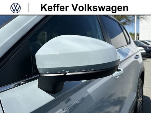 New 2026 Volkswagen Taos SE FWD image 10