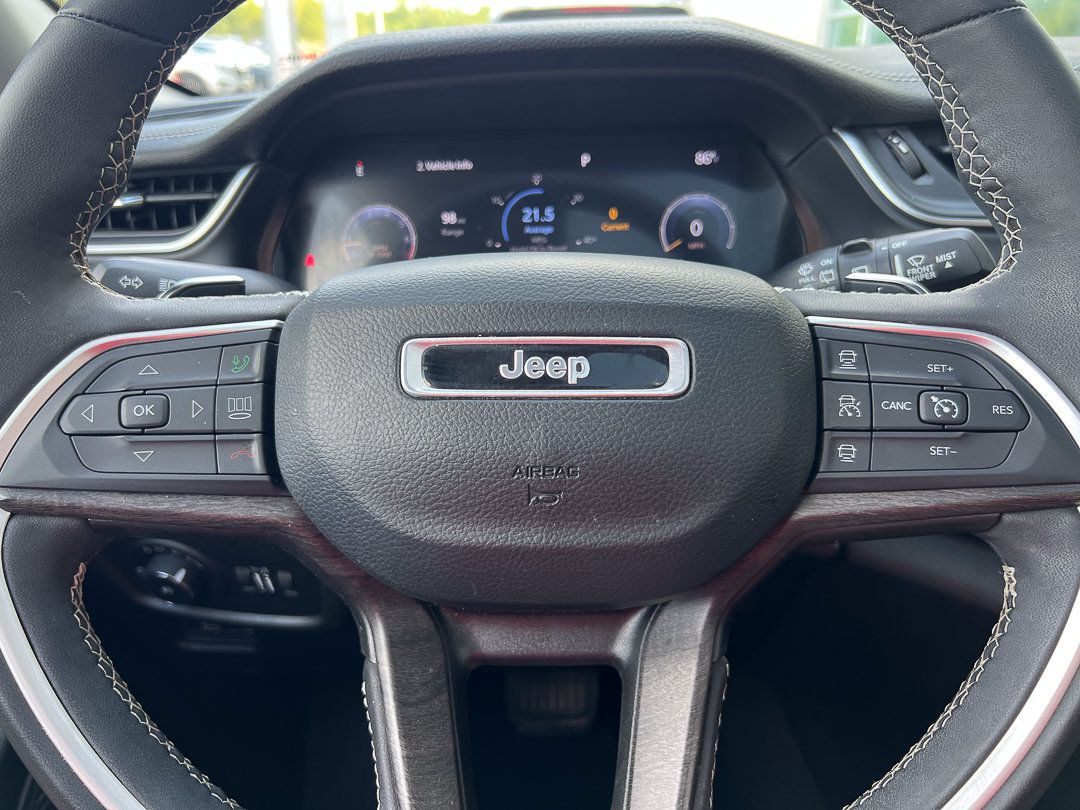 Used 2023 Jeep Grand Cherokee Limited w/ Black Appearance Package AWD/4WD image 24