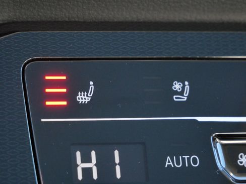 Certified 2025 Volkswagen Taos SEL image 31