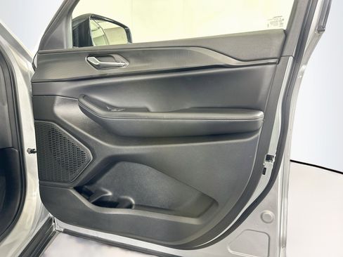 Used 2024 Jeep Grand Cherokee Altitude AWD/4WD image 33