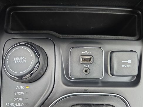 Used 2019 Jeep Cherokee Latitude Plus w/ Cold Weather Group image 22