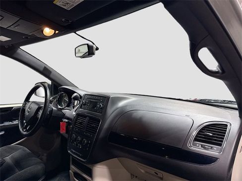 Used 2016 Dodge Grand Caravan SE image 29