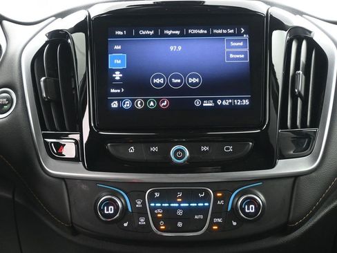 Used 2020 Chevrolet Traverse LT w/ LT Premium Package image 16