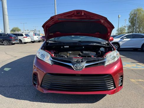 Used 2018 Toyota Sienna LE image 47