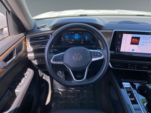 Used 2024 Volkswagen Atlas SE FWD image 12