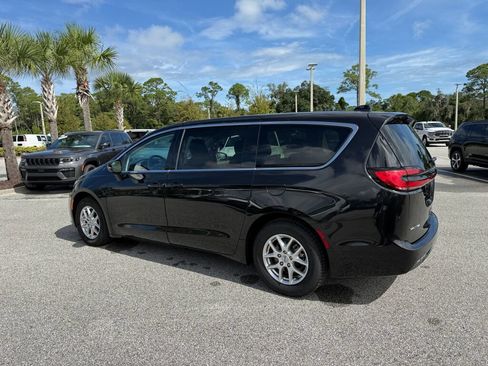 Used 2024 Chrysler Pacifica Touring-L FWD image 5