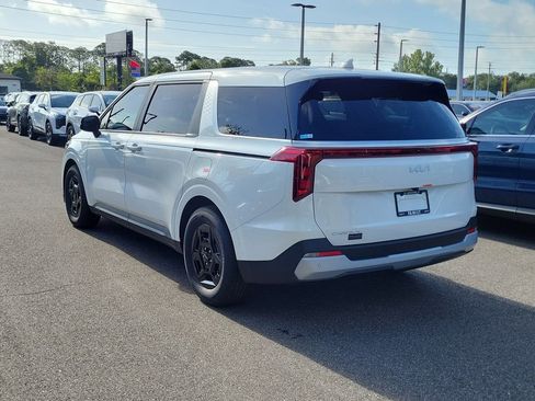 New 2026 Kia Carnival FWD image 4