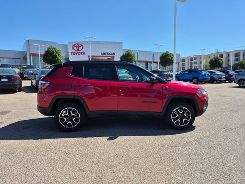 Used 2025 Jeep Compass Trailhawk AWD/4WD image 6