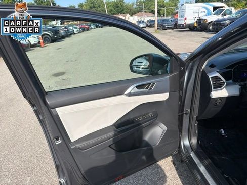 Used 2025 Volkswagen Taos SE FWD image 12