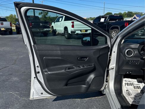 Used 2021 Nissan Versa S FWD image 12