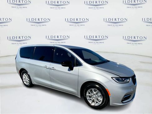 New 2026 Chrysler Pacifica Select image 3