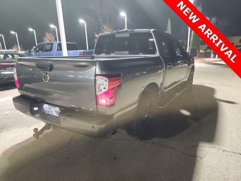 Used 2017 Nissan Titan SV image 3