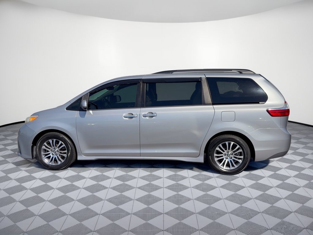 Used 2018 Toyota Sienna XLE w/ XLE Navigation Package FWD image 2