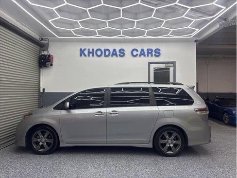 Used 2017 Toyota Sienna SE Premium image 1
