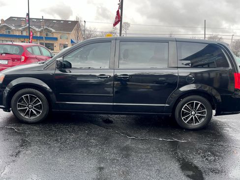 Used 2017 Dodge Grand Caravan SE image 3