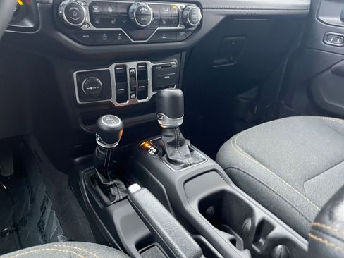 Used 2025 Jeep Wrangler Sahara image 40