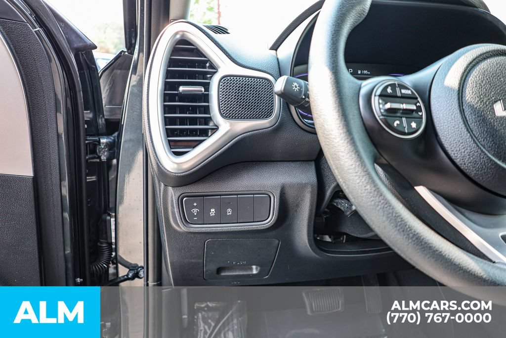 Used 2025 Kia Soul LX w/ LX Technology Package FWD image 24