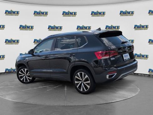 Used 2024 Volkswagen Taos SE w/ Panoramic Sunroof Package FWD image 11
