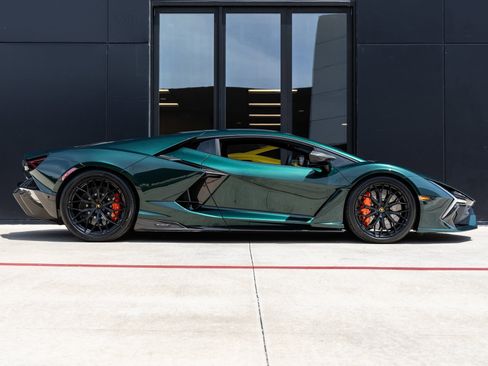 Used 2024 Lamborghini Revuelto image 11