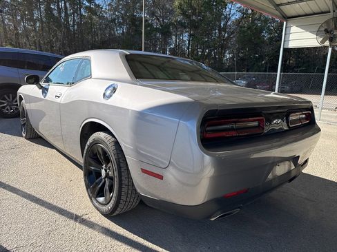 Used 2016 Dodge Challenger SXT image 3