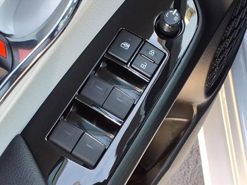 Used 2019 Toyota Prius L Eco image 24