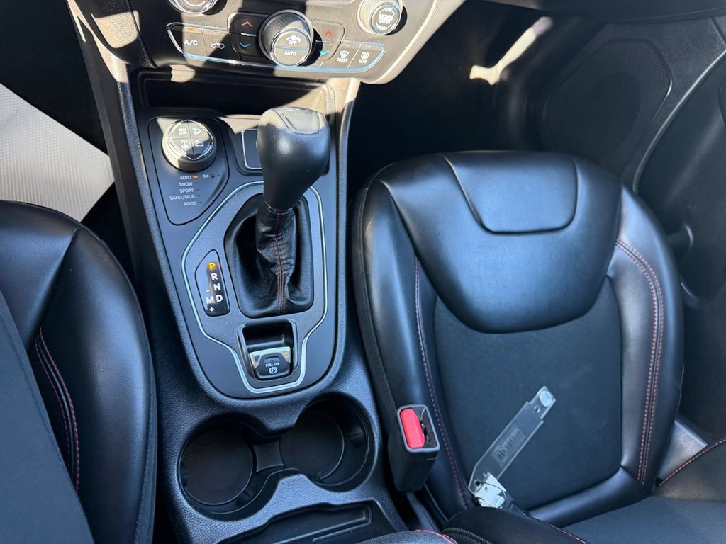 Used 2019 Jeep Cherokee Trailhawk w/ Comfort/Convenience Group AWD/4WD image 15