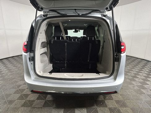 Used 2024 Chrysler Pacifica Touring-L FWD image 27