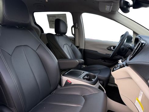Certified 2023 Chrysler Pacifica Touring-L w/ Uconnect Theater Family Group image 15