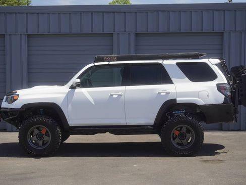Used 2018 Toyota 4Runner TRD Off-Road Premium AWD/4WD image 2