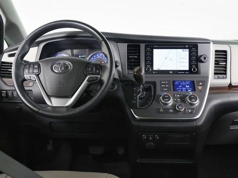 Used 2018 Toyota Sienna Limited image 28