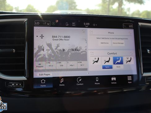 Used 2024 Chrysler Pacifica Touring-L FWD image 21