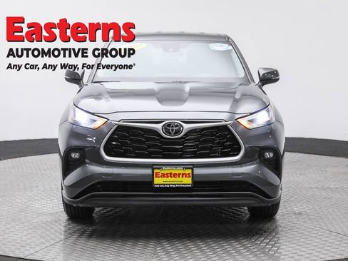 Used 2024 Toyota Highlander LE image 2