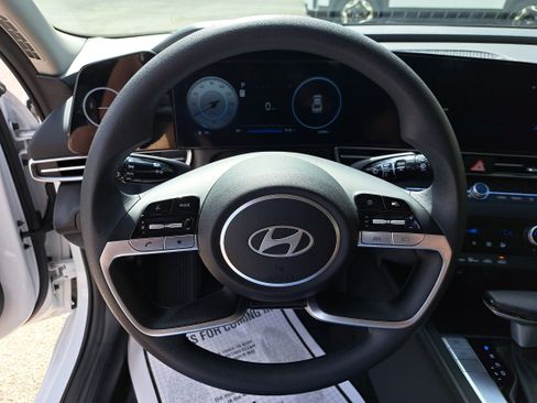Certified 2024 Hyundai Elantra SEL image 17