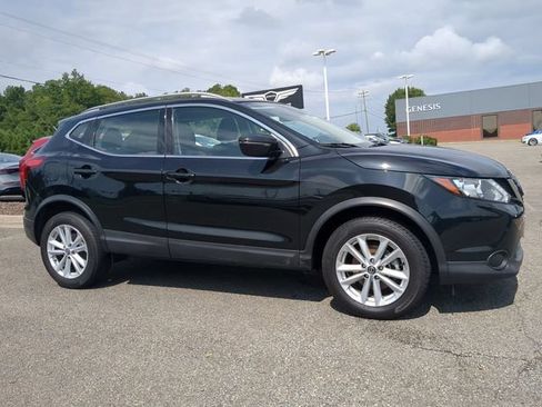 Used 2019 Nissan Rogue Sport SV FWD image 2