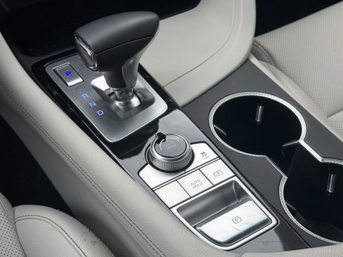 Used 2025 Genesis G70 2.5T image 30