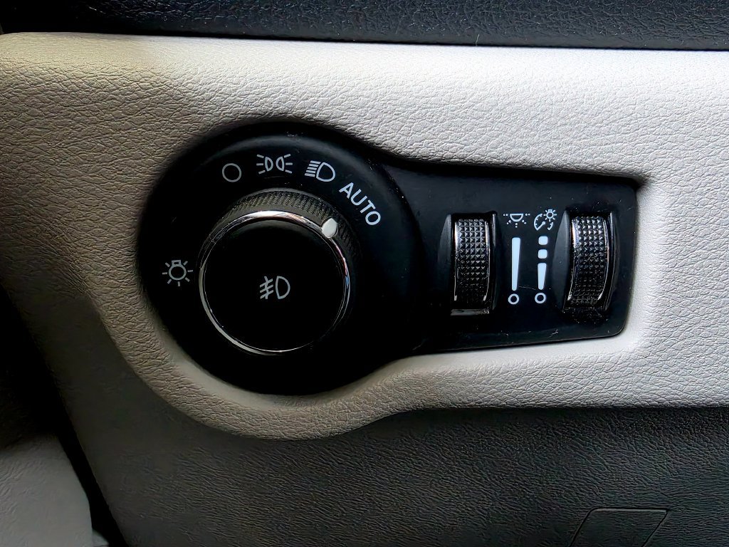 Used 2023 Chrysler Pacifica Limited FWD image 30