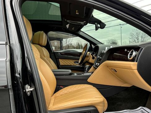 Used 2017 Bentley Bentayga image 11