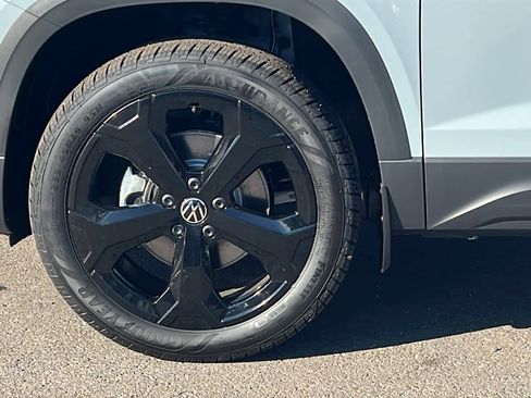 New 2026 Volkswagen Taos SE image 9