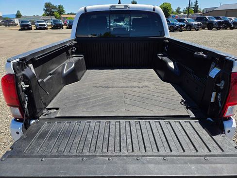 Used 2020 Toyota Tacoma SR5 AWD/4WD image 15